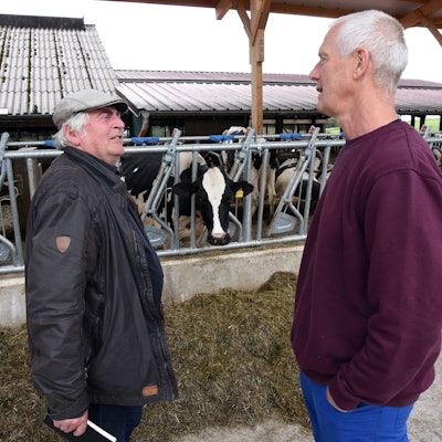 Das Foto zeigt Martin Häusling, agrarpolitischer Sprecher der grünen Europafraktion, und Biobauer Wolfgang Kern, dahinter stehen einige Kühe.