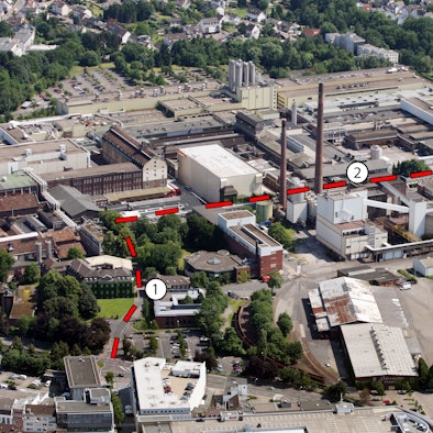 das Zanders-Areal aus der Vogelperspektive von einem Flugzeug aus gesehen. Eingezeichnet ist die am 25. Mai 2024 freigegebene Straße über das Gelände.