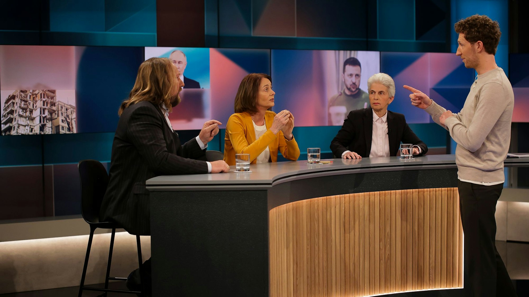 Louis Klamroth hatte am Montagabend Probleme damit, die hitzigen Ausbrüche seiner Gäste zu zügeln und Struktur in die Debatte zu bekommen.