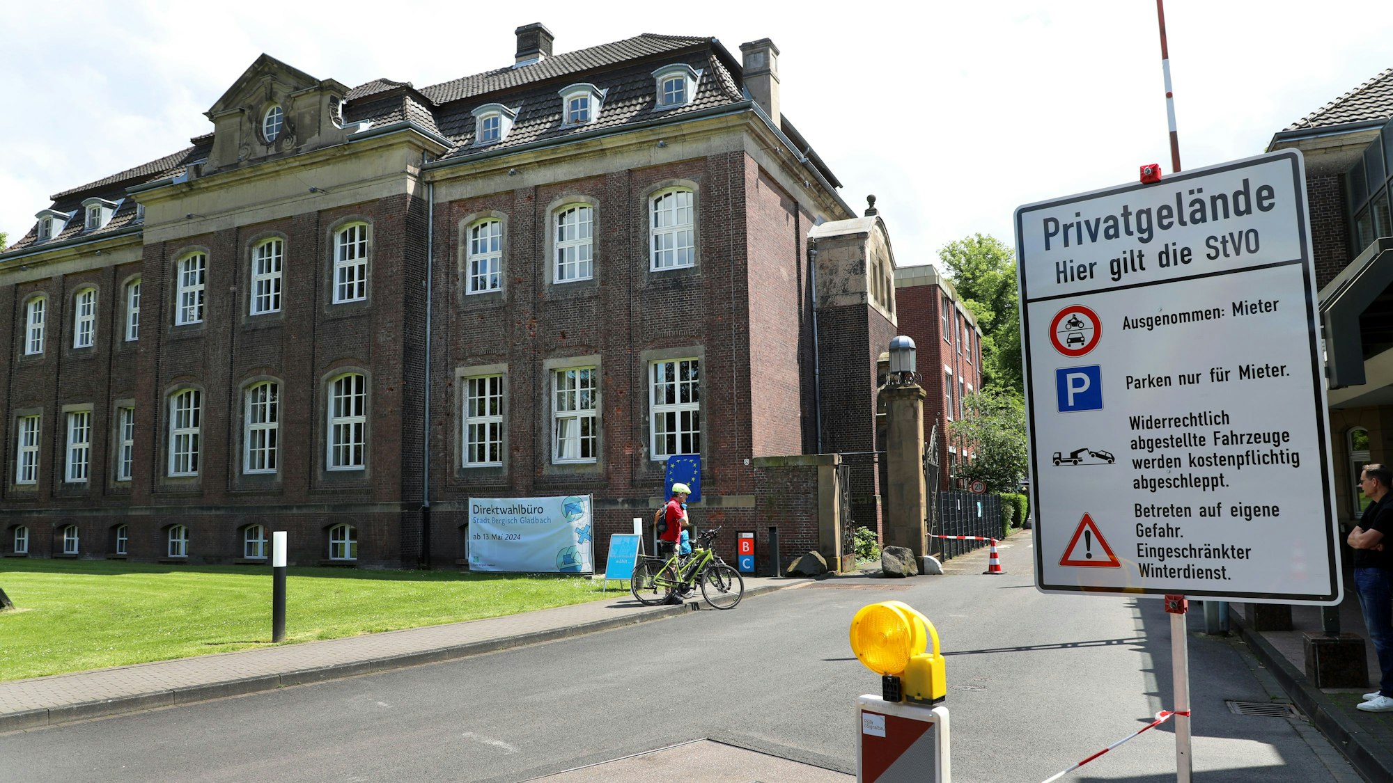 Das Foto zeigt den Haupteingang der Firma Zanders in Bergisch Gladbach