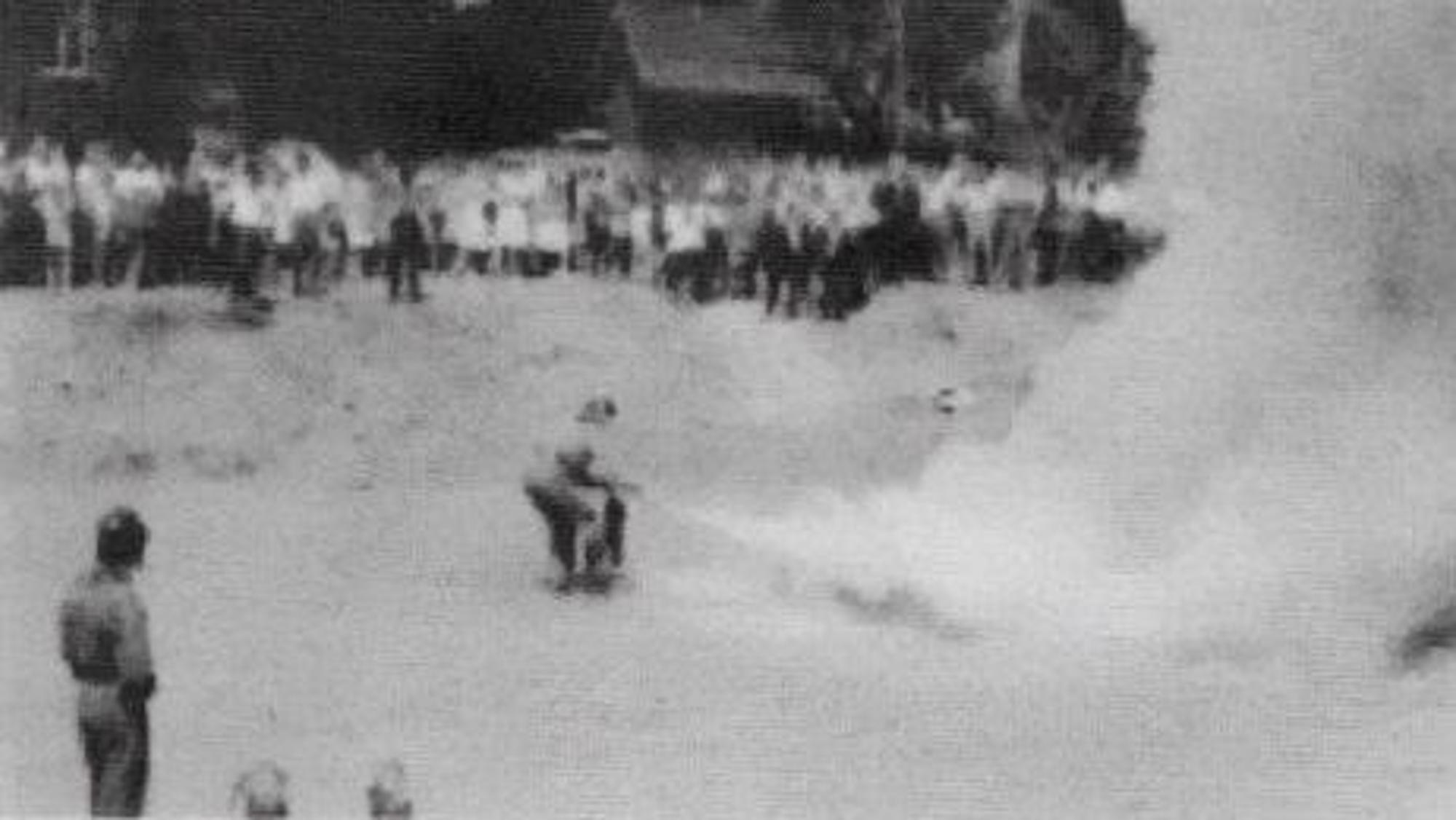 Altes Foto: Am 17. Juni 1962 stellte die Feuerwehr Denklingen der Bevölkerung die Handhabung von Feuerlöschern vor.