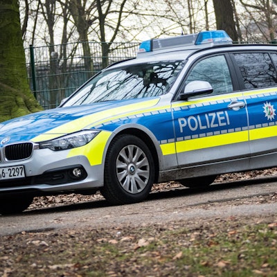 Ein Streifenwagen der Polizei des Landes Nordrhein-Westfalen (NRW) (Symbolbild). In Köln sucht ein Großaufgebot der Polizei seit den frühen Morgenstunden am Dienstag nach einer vermissten Person.