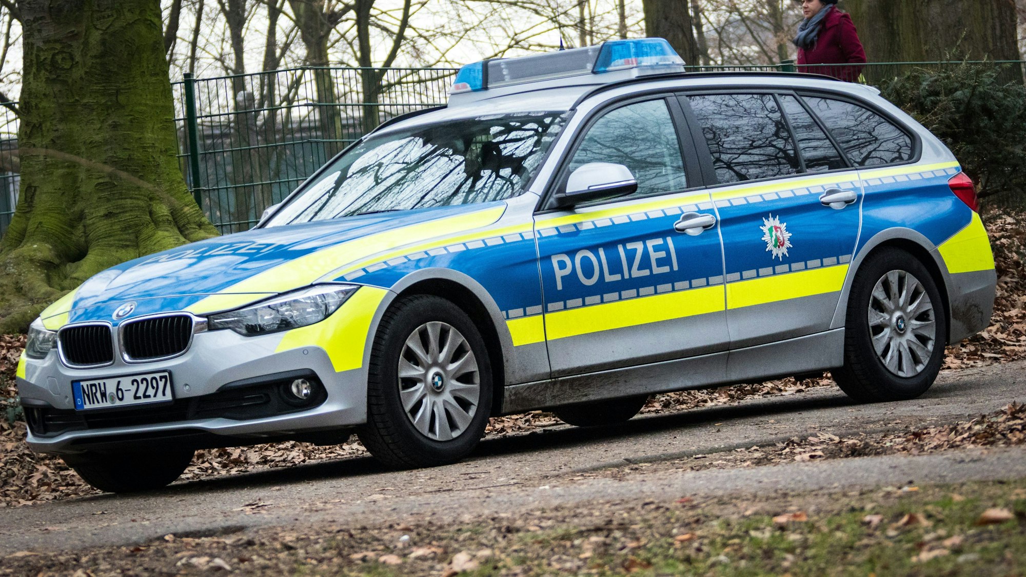 Ein Streifenwagen der Polizei des Landes Nordrhein-Westfalen (NRW) (Symbolbild). In Köln sucht ein Großaufgebot der Polizei seit den frühen Morgenstunden am Dienstag nach einer vermissten Person.