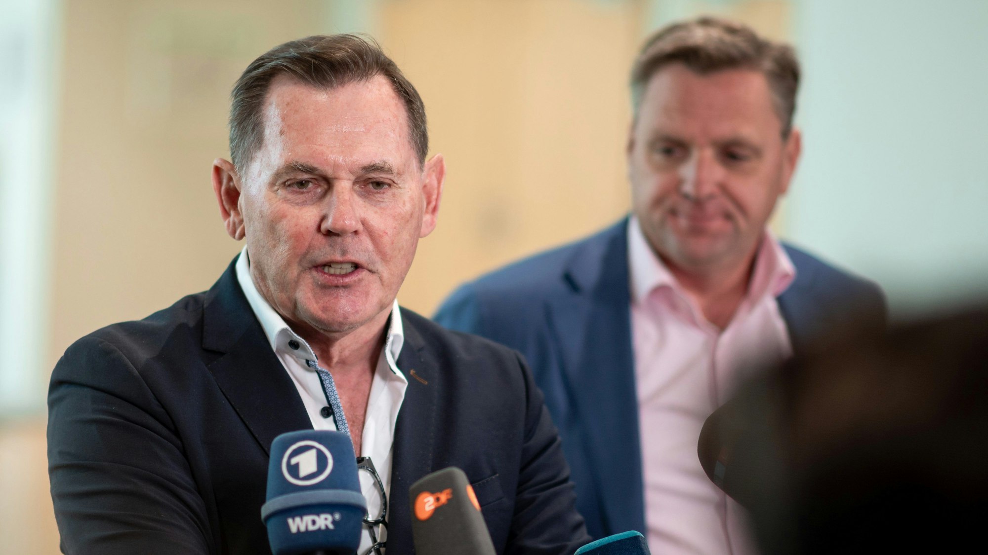 Unternehmer Bernd Beetz (l) und CEO Galeria Olivier Van den Bossche geben ein Presse-Statement nach der Gläubigerversammlung von Galeria Karstadt Kaufhof ab.