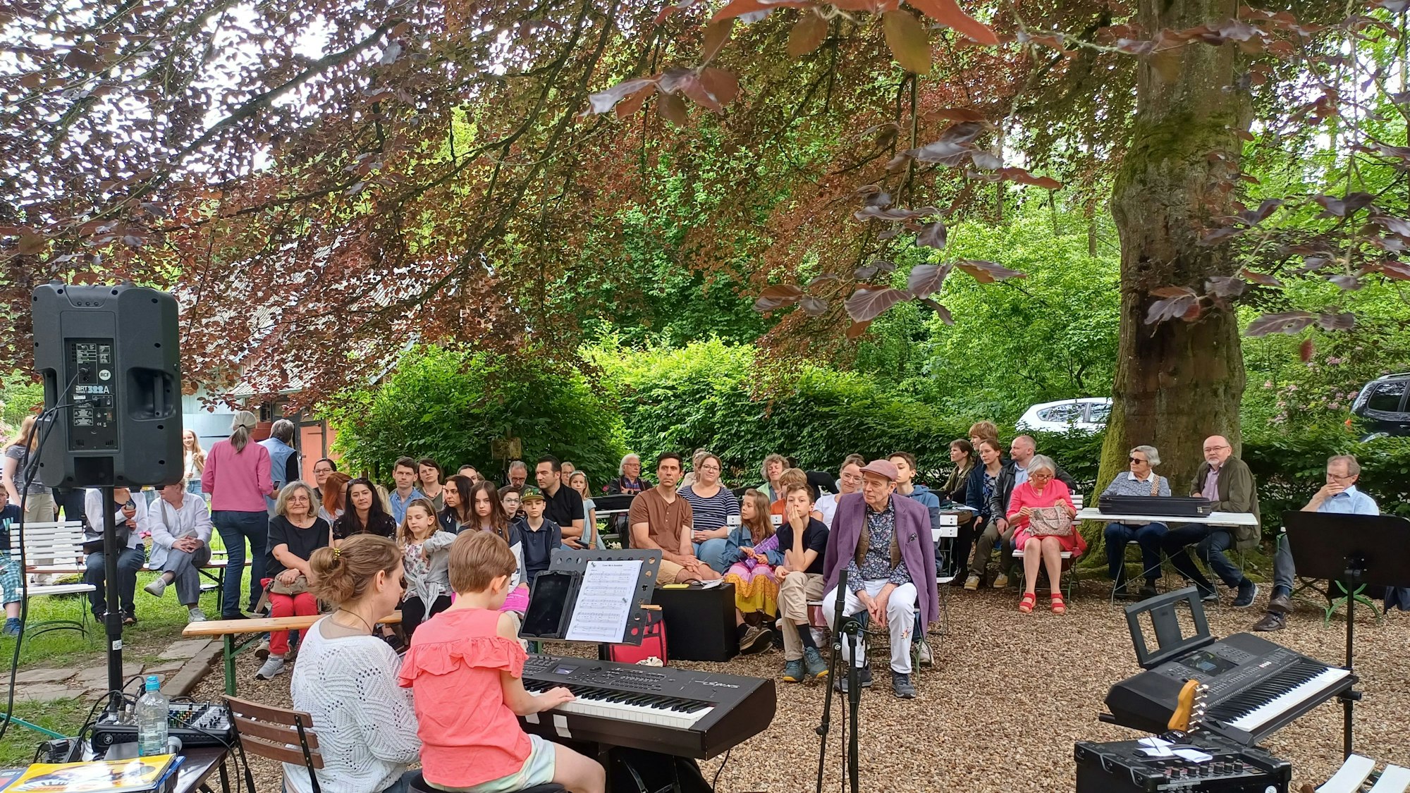 Konzert der Musikschule Burscheid unter der Blutbuche an der Lambertsmühle