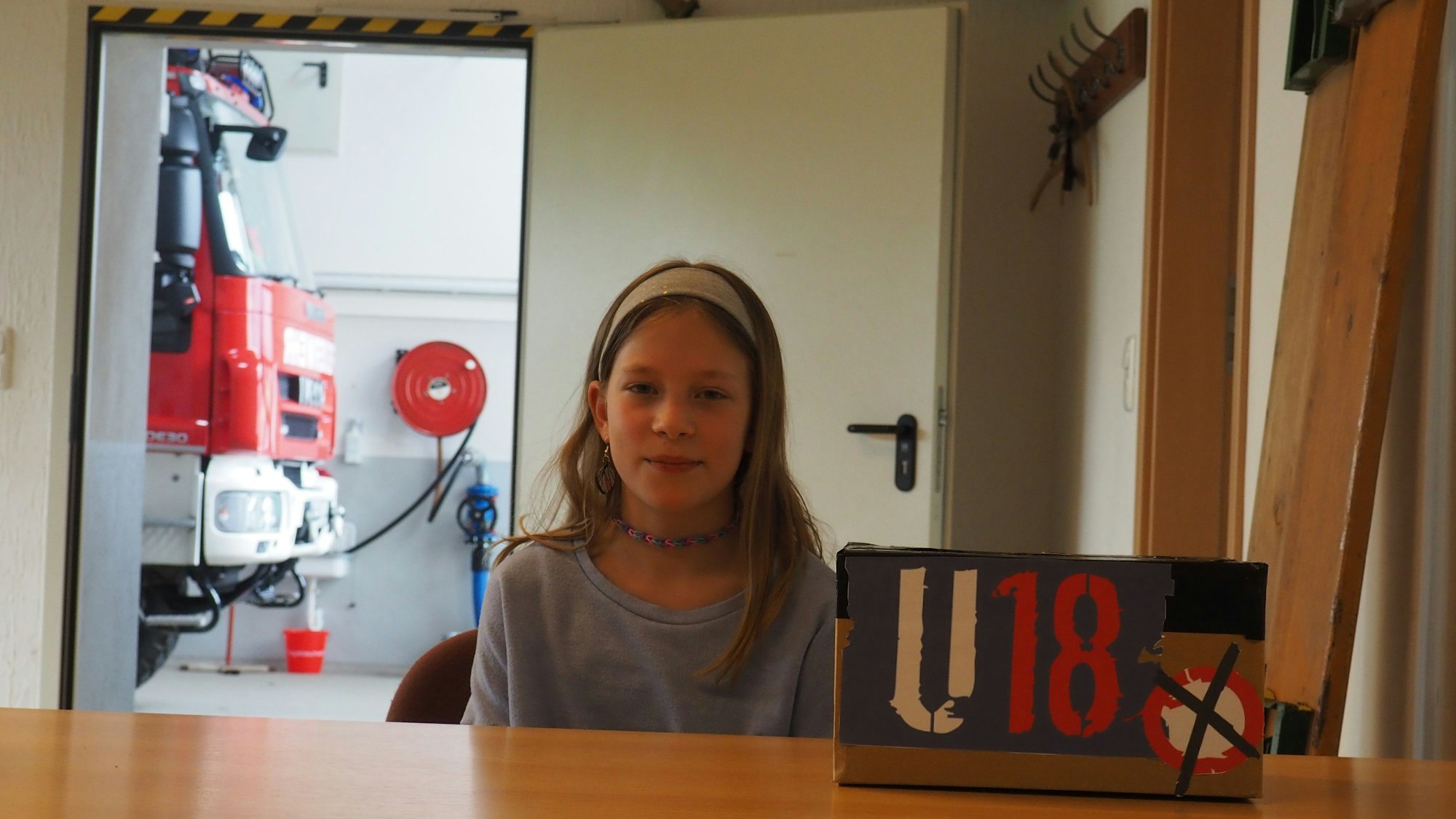 27-05-2024 Blankenheim-Hüngersdorf Europawahl
Frieda Heß richtet im Mannschaftsraum der Hüngersdorfer Feuerwehr ihr Wahllokal ein. Eine Wahlurne hat sie schon gebastelt.