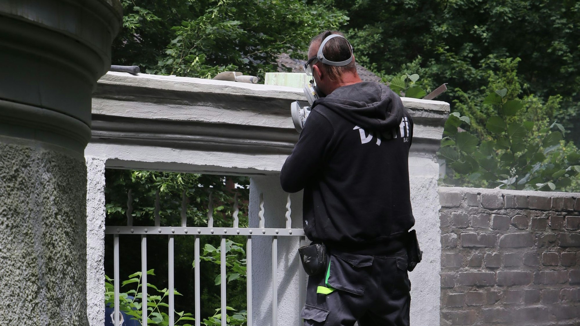 Auf dem Bild sind Arbeiten an der Seitenpforte zu sehen.