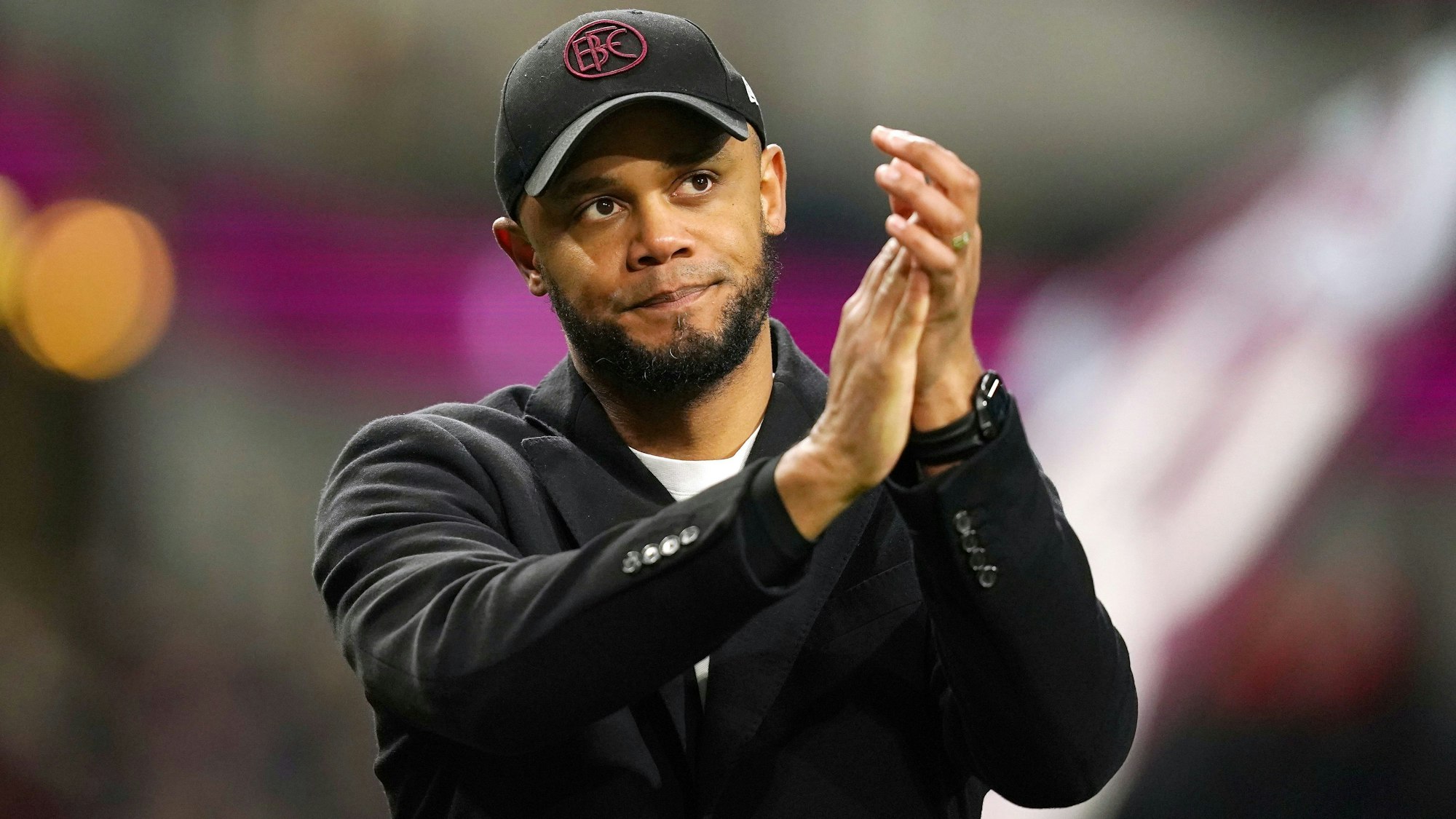 Burnleys Trainer Vincent Kompany applaudiert den Fans nach dem Spiel der englischen Premier League zwischen FC Burnley und Wolverhampton Wanderers im Turf Moor.