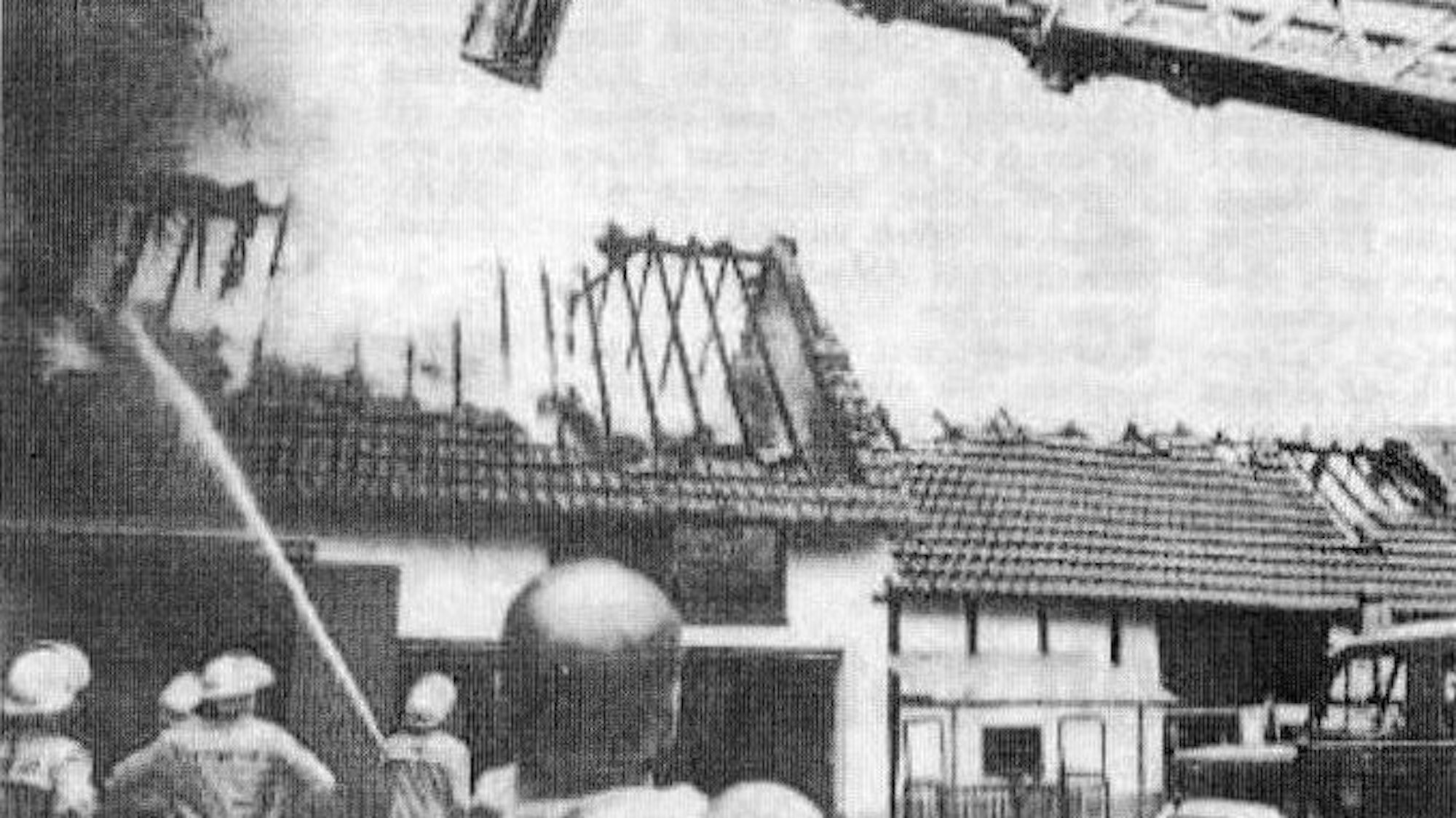 Altes Foto: Brand einer Scheune und Stallungen in der PoststraĂźe.