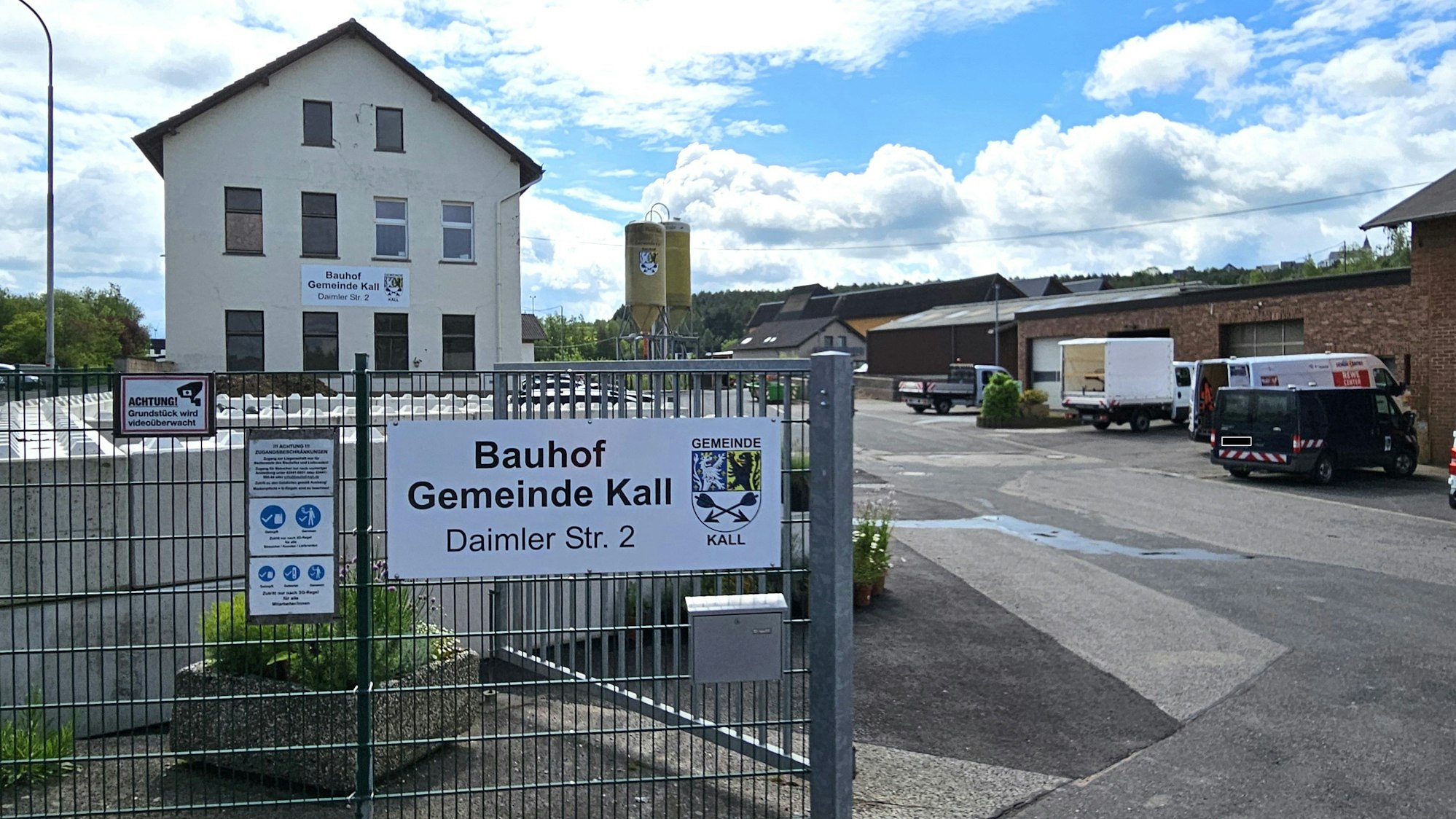 Blick auf den Bauhof in Kall mit Verwaltungstrakt, Werkstätten und Garagen.