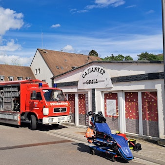 Das Foto zeigt zwei Feuerwehrfahrzeuge in der Lüdenscheider Straße in Wipperfürth