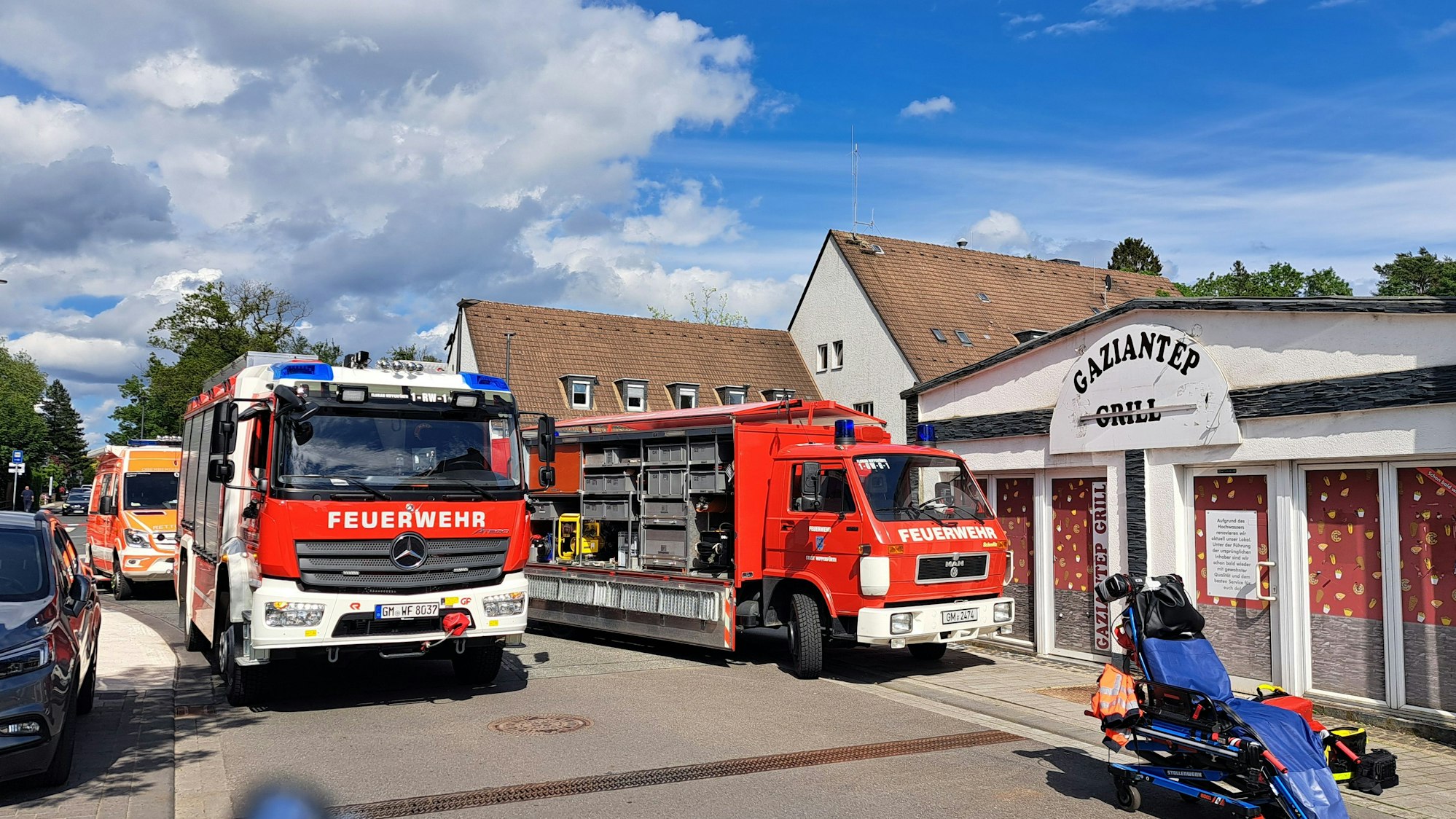 Das Foto zeigt zwei Feuerwehrfahrzeuge in der Lüdenscheider Straße in Wipperfürth