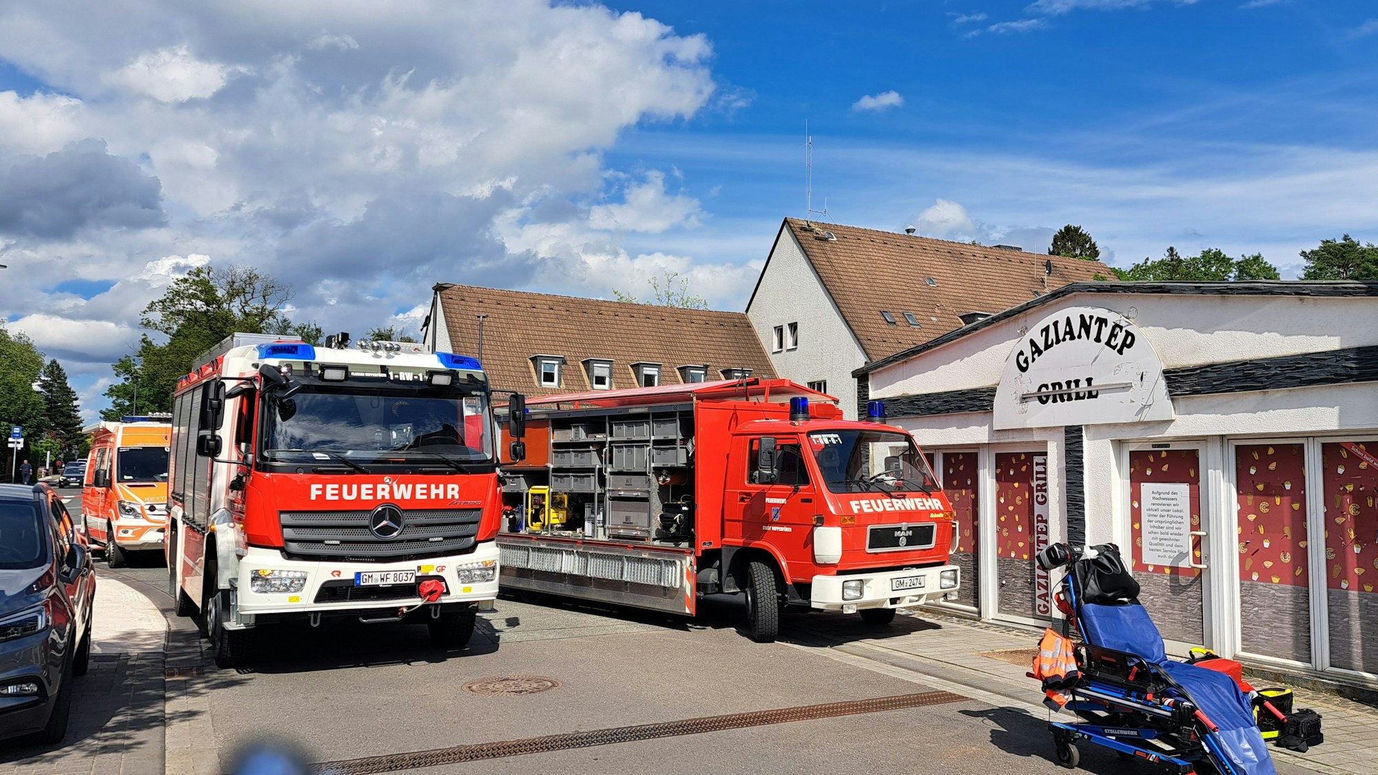 Das Foto zeigt zwei Feuerwehrfahrzeuge in der Lüdenscheider Straße in Wipperfürth