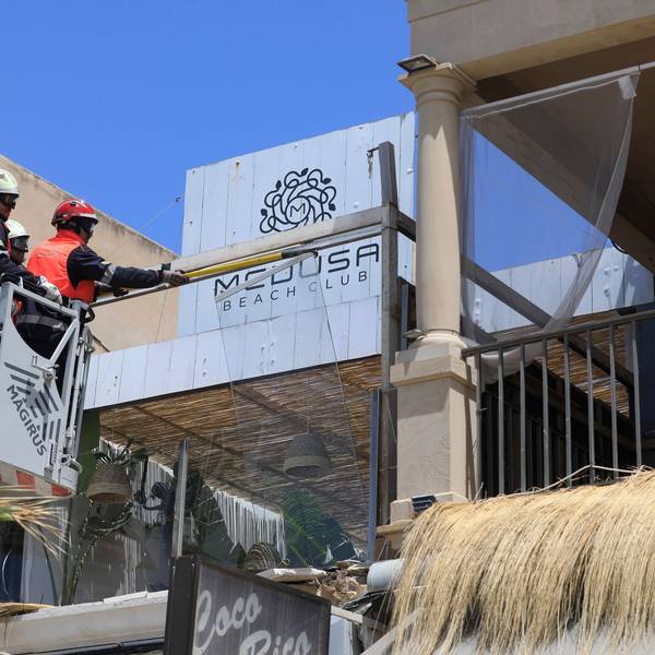 Feuerwehrleute begutachten nach dem Einsturz das Gebäude des Medusa Beach Club an der Playa de Palma auf Mallorca.