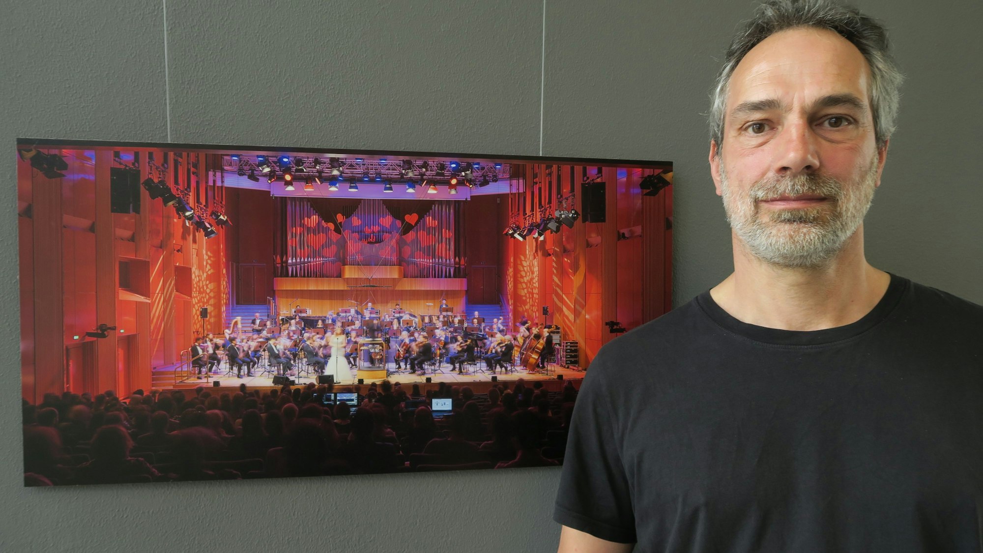 Fotograf Volker Schmitgen vor einem seiner Werke.