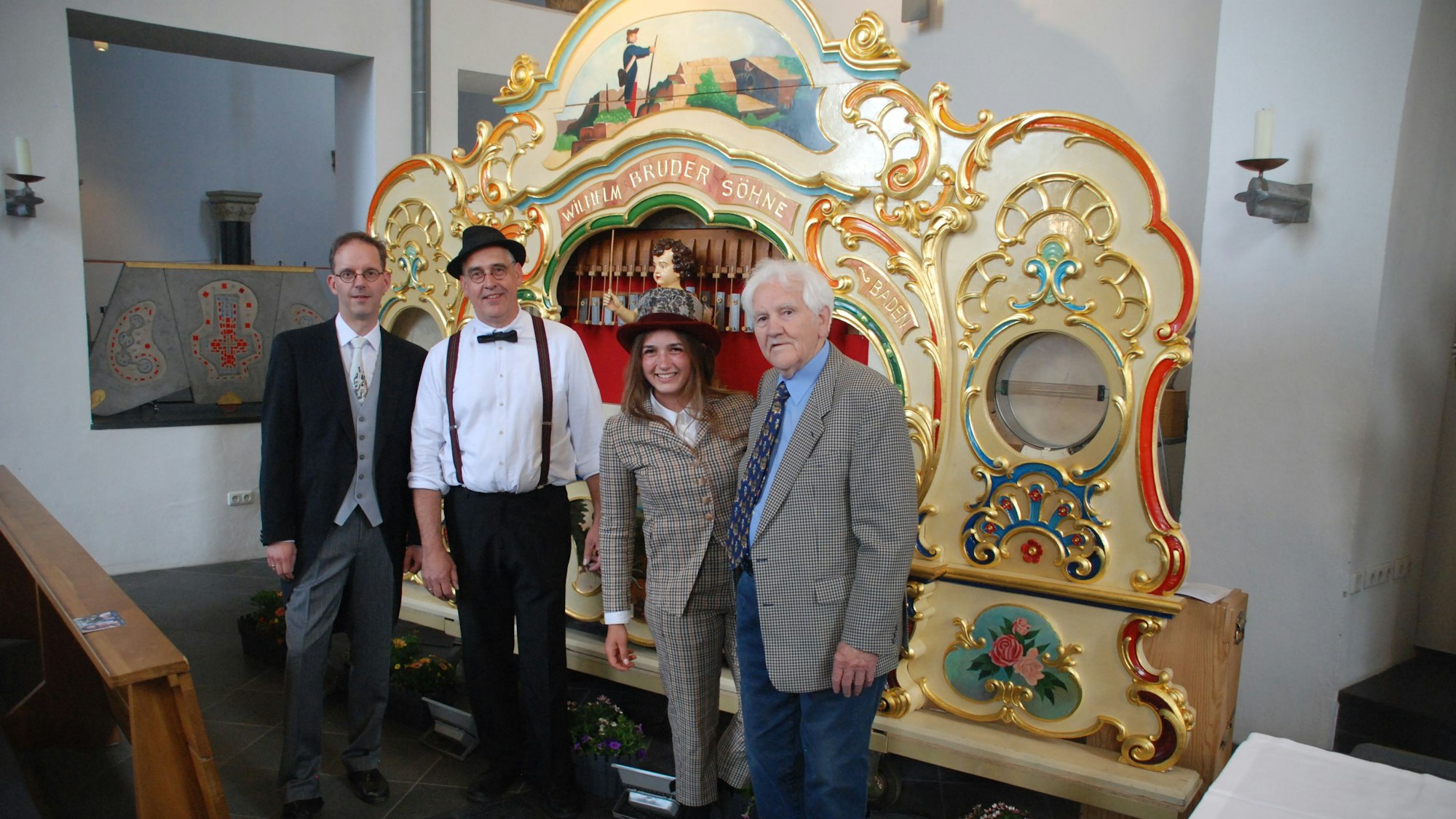 Drei Männer und eine Frau stehen in der Kirche in Zülpich vor der Kirmesorgel. Von links sind Holger Weimbs, Toni Schleifer, Eva Schleifer und Jakob Schleifer zu sehen.
