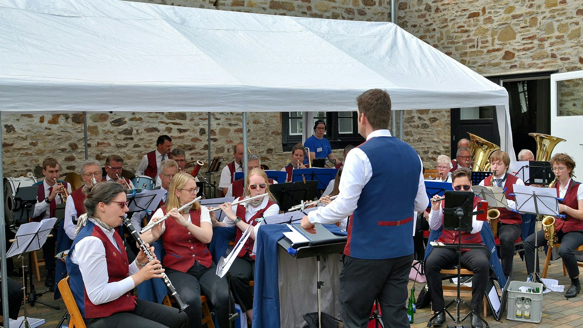 Unter einem Pavillon haben sich die Musiker platziert und bedienen ihre Instrumente.
