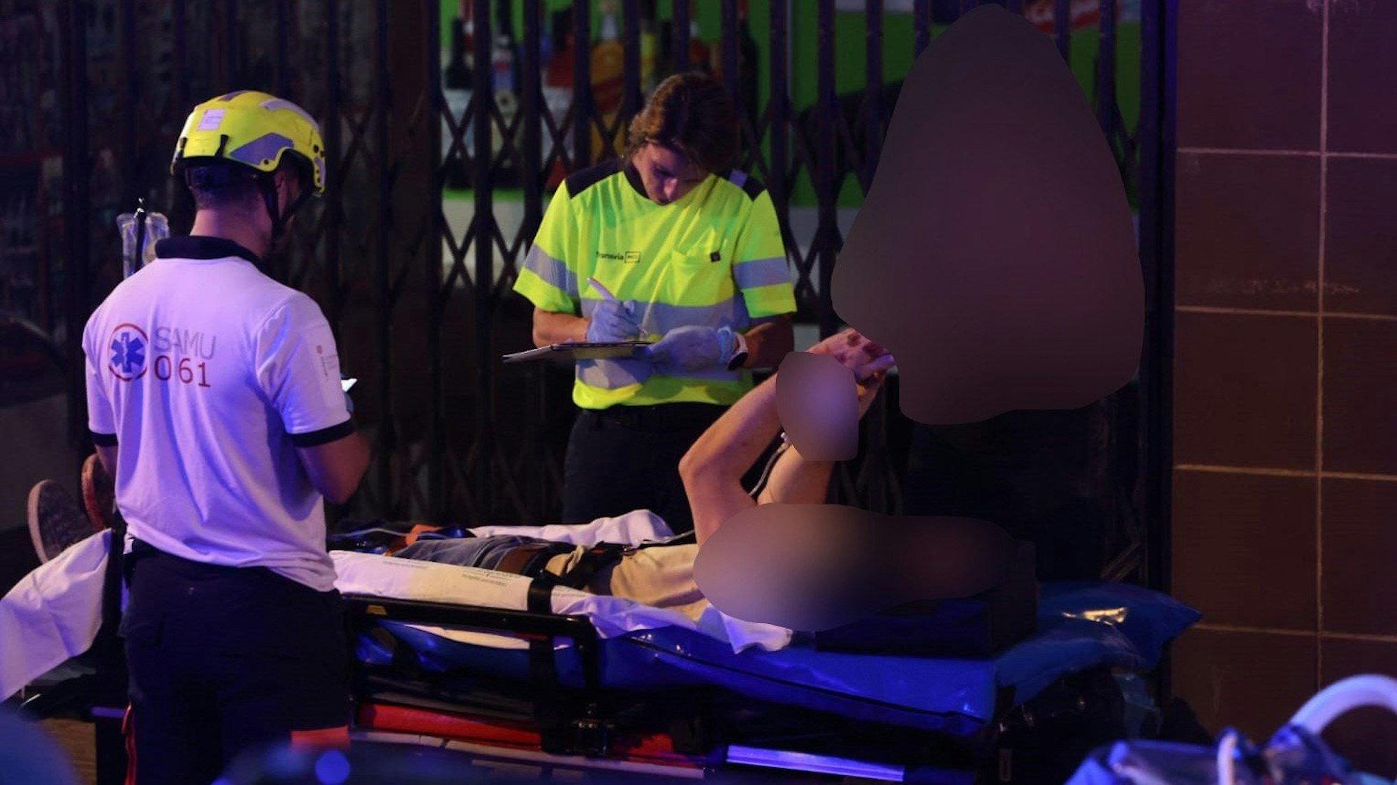 Rettungsdienste sind nach dem Einsturz eines Gebäudes am Strand von Palma im Einsatz.