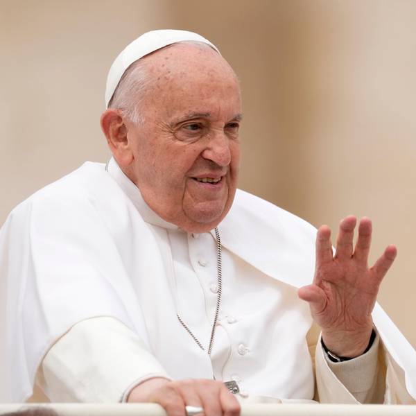 08.05.2024, Vatikan, Vatikanstadt: Papst Franziskus winkt den Gläubigen am Ende seiner wöchentlichen Generalaudienz auf dem Petersplatz im Vatikan zu.