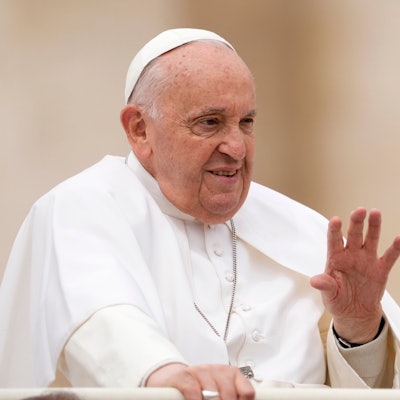 08.05.2024, Vatikan, Vatikanstadt: Papst Franziskus winkt den Gläubigen am Ende seiner wöchentlichen Generalaudienz auf dem Petersplatz im Vatikan zu.