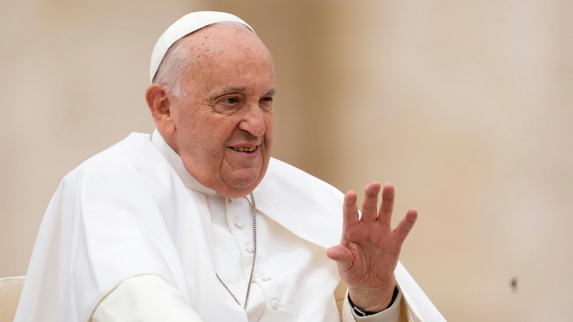 08.05.2024, Vatikan, Vatikanstadt: Papst Franziskus winkt den Gläubigen am Ende seiner wöchentlichen Generalaudienz auf dem Petersplatz im Vatikan zu.