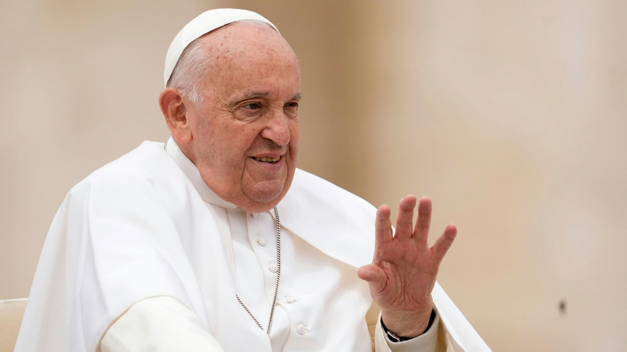 Papst Franziskus soll in einer Debatte über schwule Männer in der katholischen Kirche eine homophobe Beleidigung verwendet haben. (Archivbild)