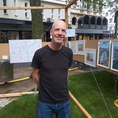 Philipp Kahnert von der Clouth-Nachbarschaftsinitiative „LebeVeedel“ auf dem Polis-Mobility-Camp am Rudolfplatz.