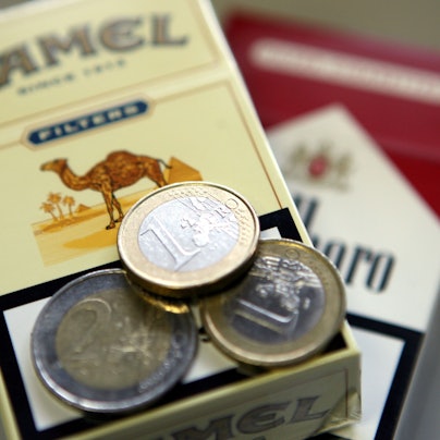 Vier Euro liegen auf einer Zigarettenschachtel (Symbolfoto).