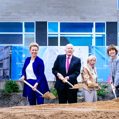 Spatenstich für den WRM-Anbau mit (v. l.): NRW-Kulturministerin Ina Brandes, WRM-Stifterratsvorsitzender Peter Jungen, Marisol Corboud, Präsidentin der Corboud-Stiftung, OB Henriette Reker und Architekt Christoph Gantenbein