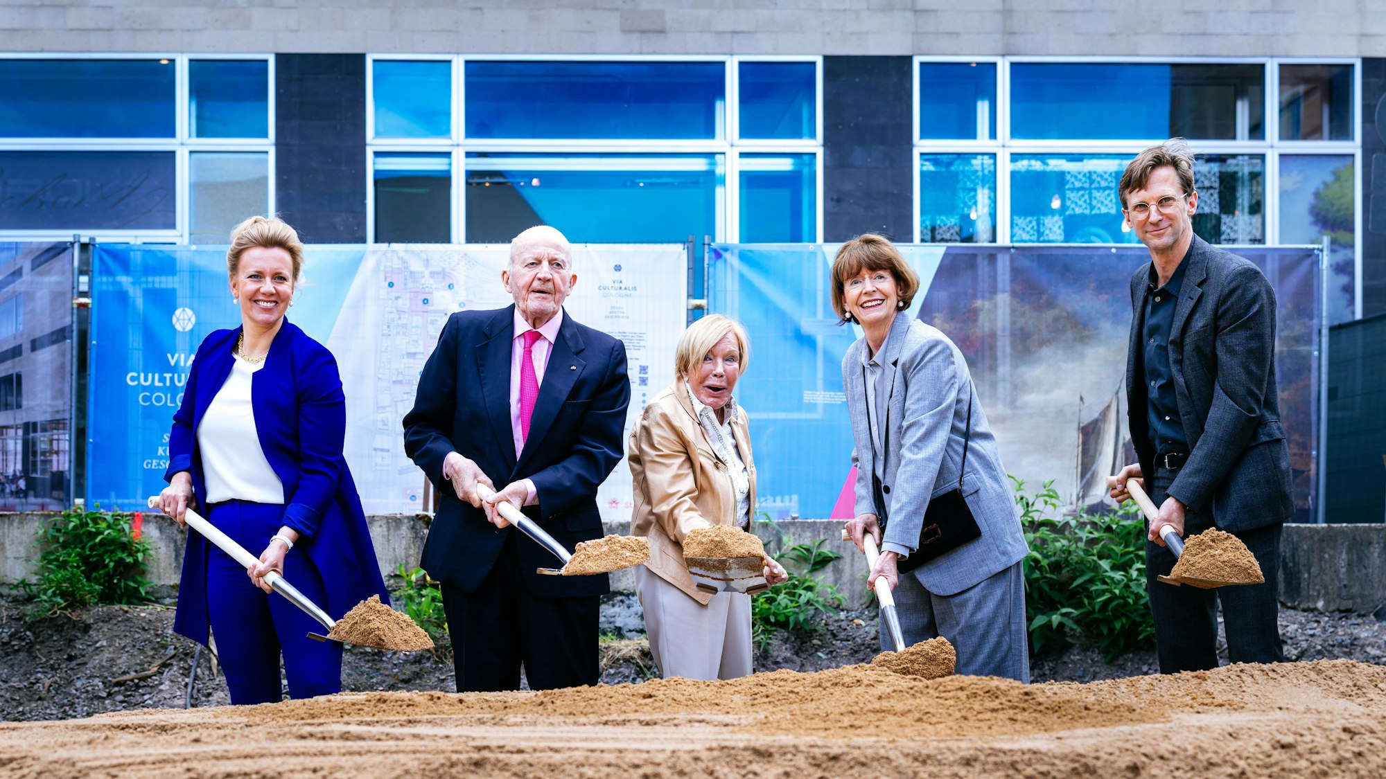 Spatenstich für den WRM-Anbau mit (v. l.): NRW-Kulturministerin Ina Brandes, WRM-Stifterratsvorsitzender Peter Jungen, Marisol Corboud, Präsidentin der Corboud-Stiftung, OB Henriette Reker und Architekt Christoph Gantenbein