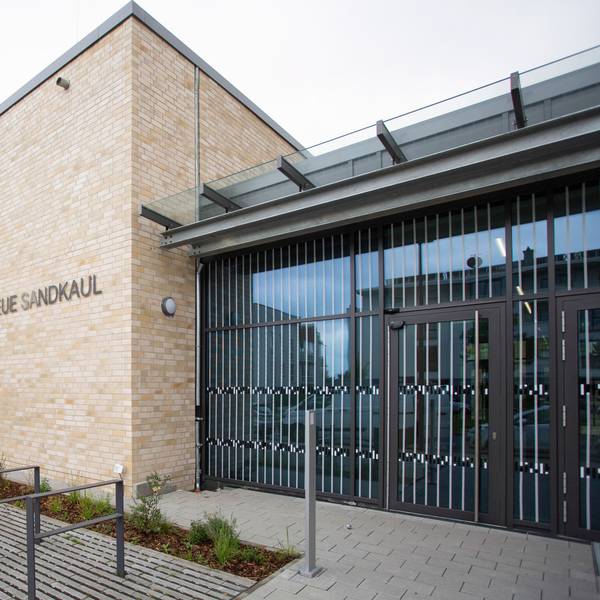 Außenansicht des Gymnasiums Neue Sandkaul in Köln-Widdersdorf.
