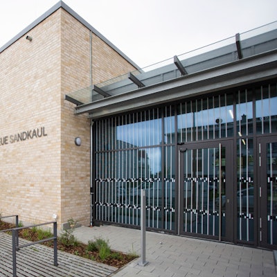 Außenansicht des Gymnasiums Neue Sandkaul in Köln-Widdersdorf.
