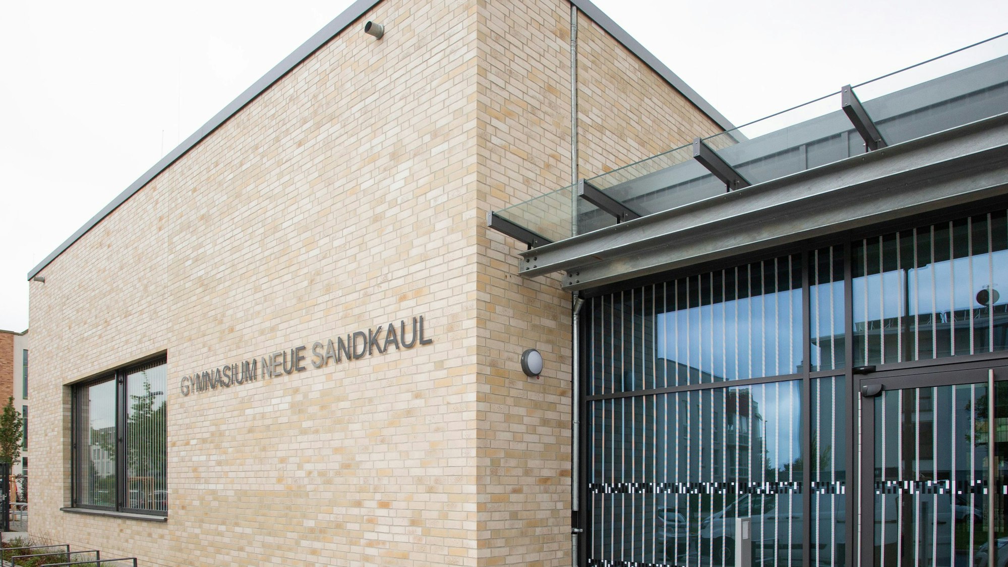 Außenansicht des Gymnasiums Neue Sandkaul in Köln-Widdersdorf.