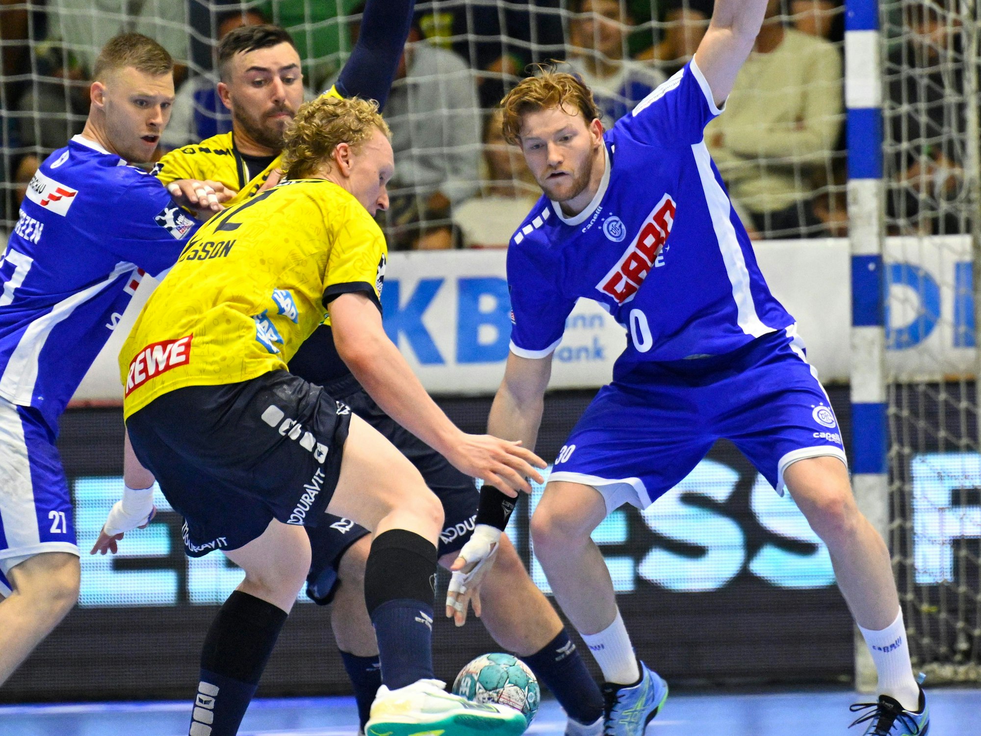 Tom Kiesler stellt sich den Angreifern der Rhein-Neckar Löwen entgegen.