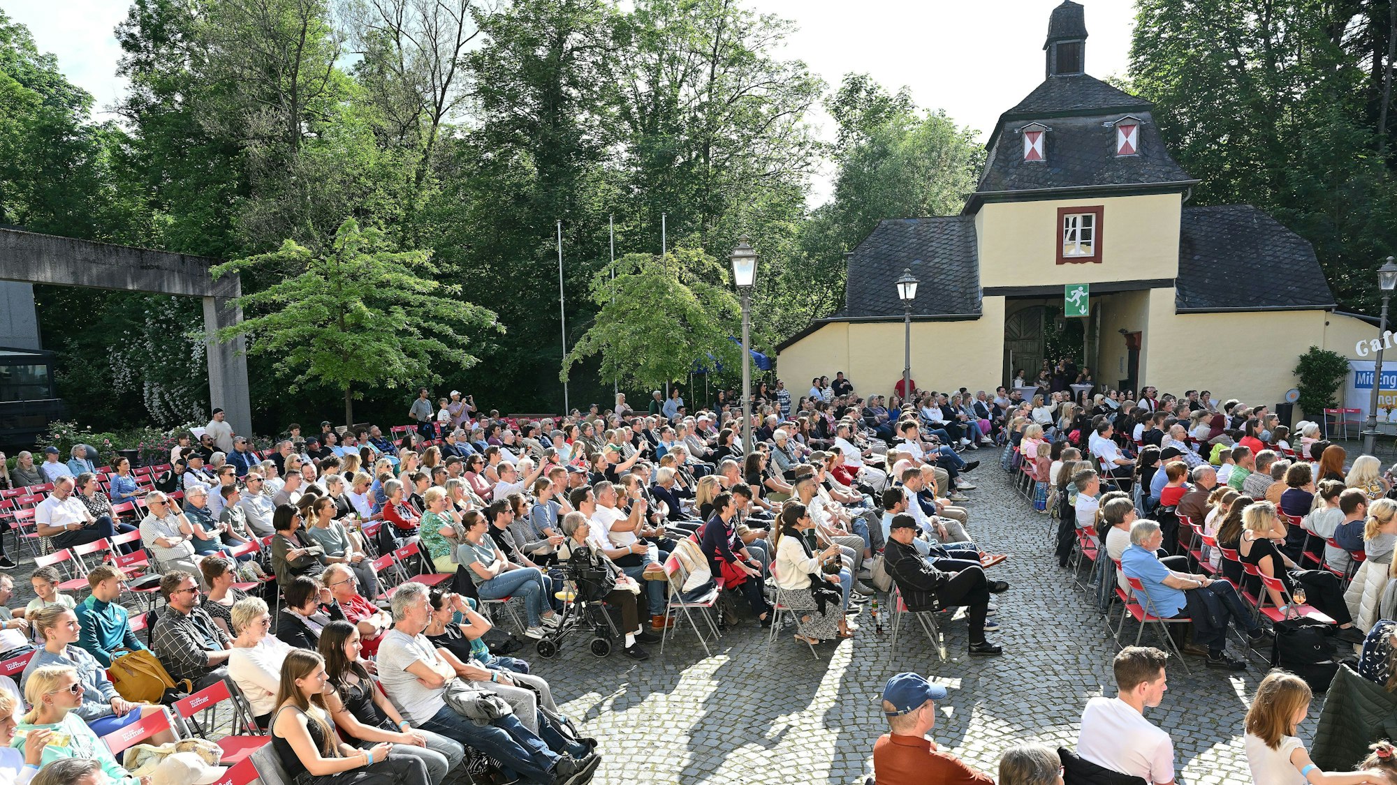 Wetterbedingt wurde die erste von zwei Ballettaufführungen beim Rösrather Schlossfest von Freitag- auf Samstagabend verschoben. Am Samstag schien die Sonne im Hof von Schloss Eulenbroich.