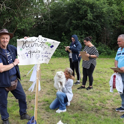 Wolfgang Hirschler (l.) hatte ein Quiz mit Fragen zu den Vierbeinern vorbereitet. Foto: Uwe Schäfer