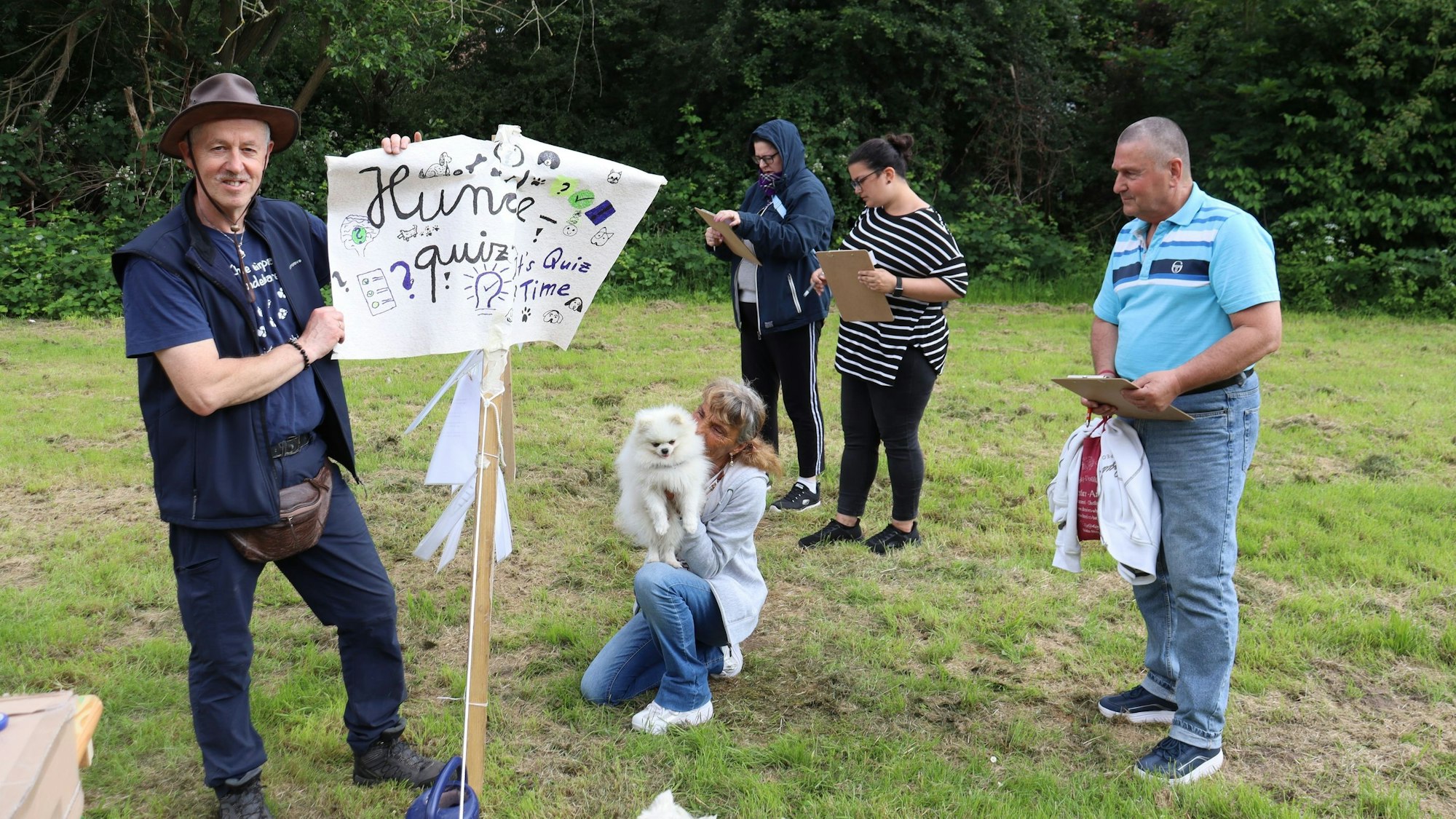 Wolfgang Hirschler (l.) hatte ein Quiz mit Fragen zu den Vierbeinern vorbereitet. Foto: Uwe Schäfer