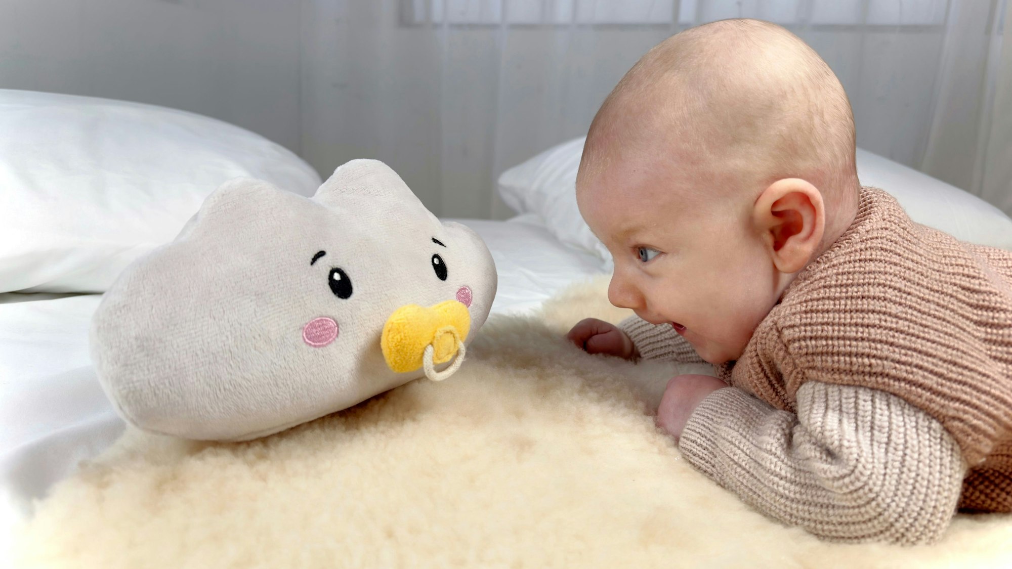 Ein Baby ist begeistert von der Lenabo-Wolke.