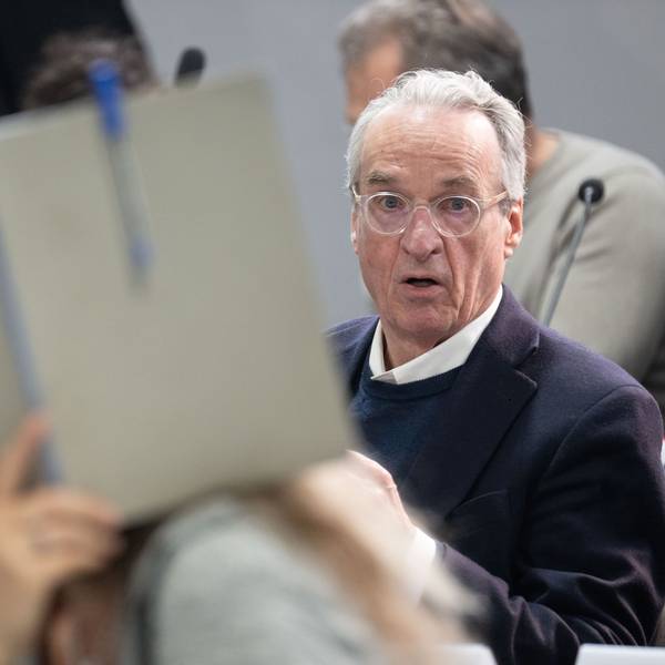 dpatopbilder - 28.05.2024, Hessen, Frankfurt/Main: Der Hauptangeklagte Heinrich XIII. Prinz Reuß sitzt bei der Fortsetzung des Prozesses gegen eine mutmaßliche ·Reichsbürger-Gruppe· um um Prinz Reuß auf der Anklagebank hinter einer Mitangeklagten, die ihr Gesicht mit einer Mappe verdeckt. Die Bundesanwaltschaft legt den insgesamt neun Angeklagten unter anderem die Mitgliedschaft in einer terroristischen Vereinigung zur Last. Foto: Boris Roessler/dpa-POOL/dpa +++ dpa-Bildfunk +++