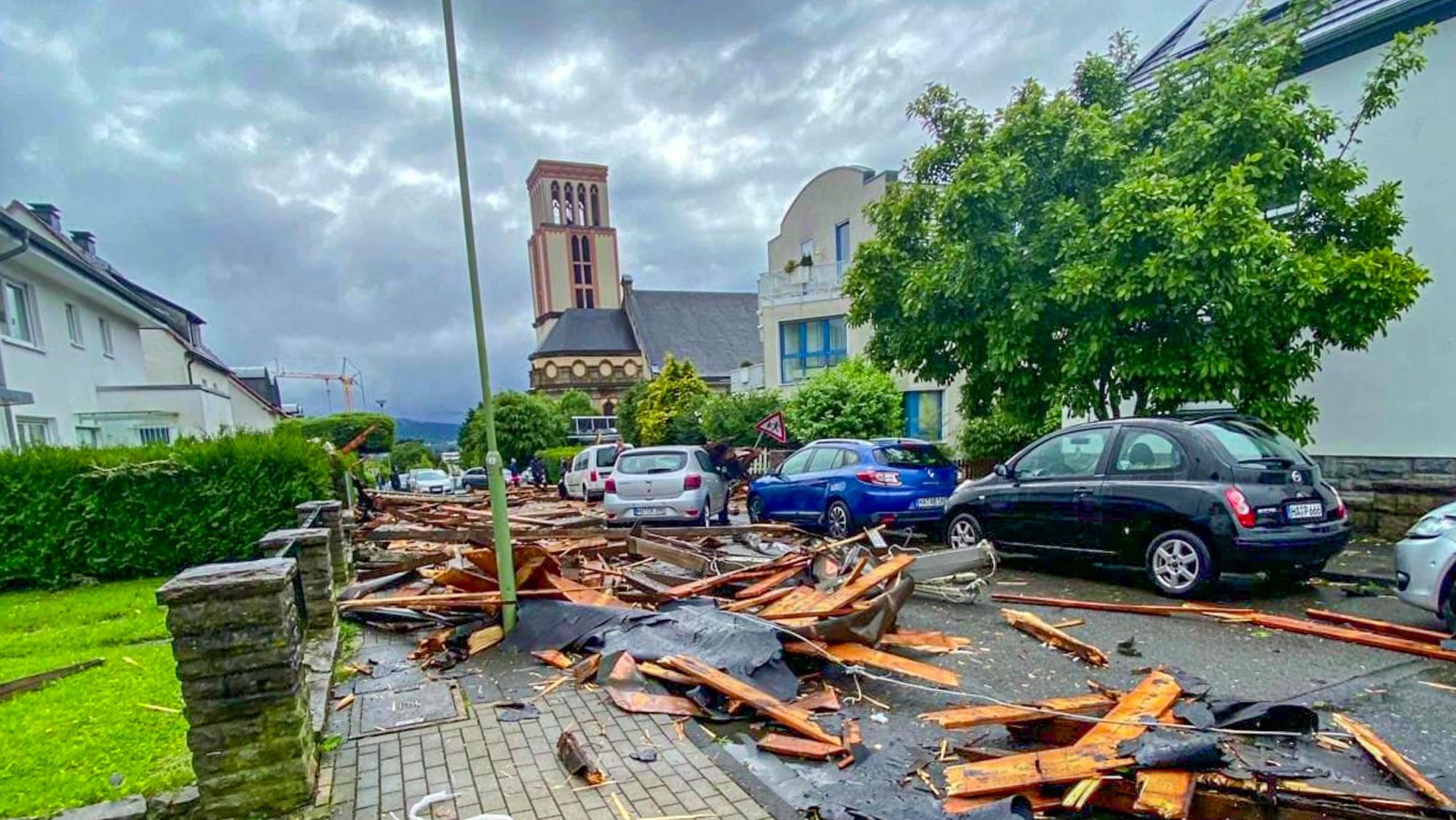 Hagen: Trümmer des Kirchturmdaches von St. Elisabeth liegen auf der Straße. Ein heftiger Wind hat am Mittwochnachmittag in Hagen zahlreiche Dächer beschädigt und Bäume umgeweht.