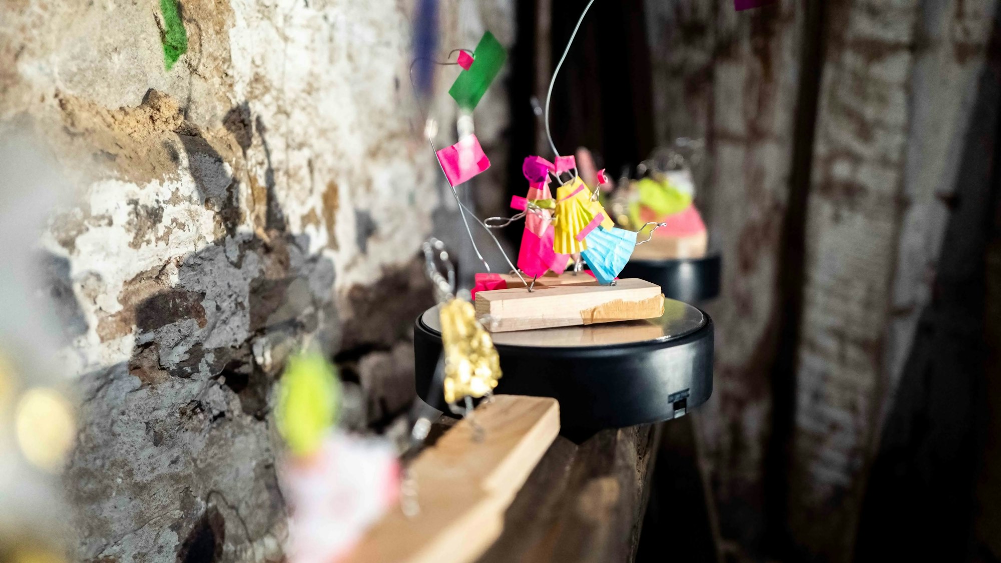 Das Bild zeigt kleine Kunstwerke aus verschiedenen Materialien.