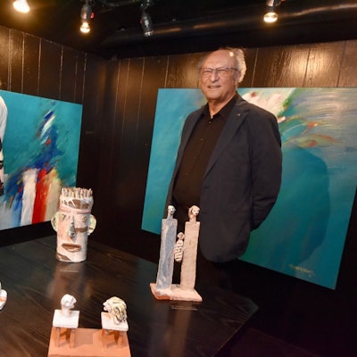 Werner Reuber hinter seinen Skulpturen, Mehmet Güler vor seinen Gemälden.