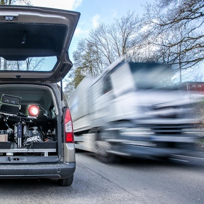 Ein mobiler Blitzer im Kofferraum eines Kastenwagens.