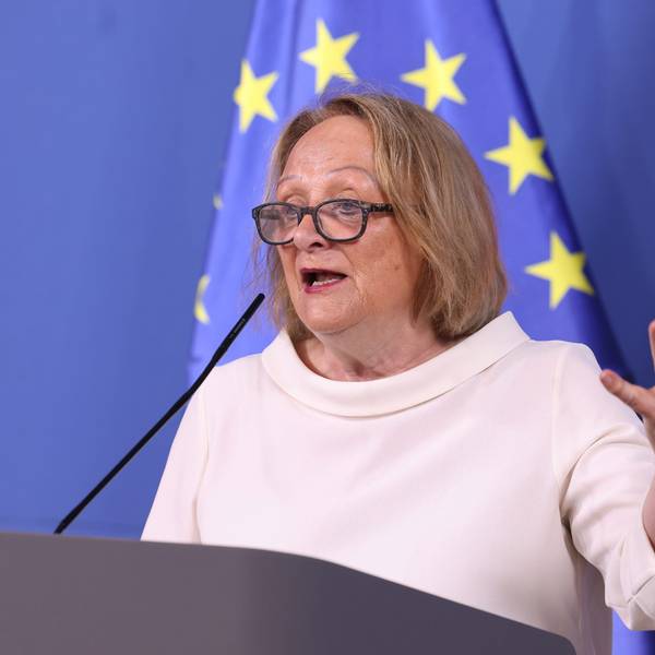 Sabine Leutheusser-Schnarrenberger, Antisemitismusbeauftragte des Landes Nordrhein-Westfalen, steht vor einer EU- und einer Deutschlandflagge an einem Rednerpult.