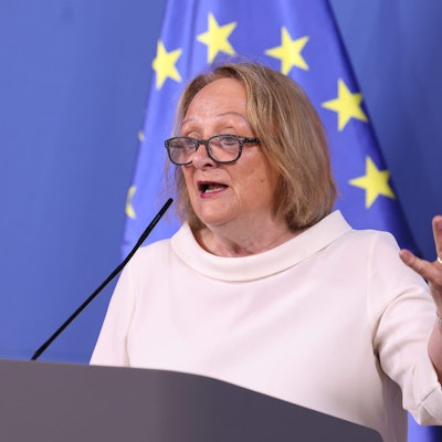 Sabine Leutheusser-Schnarrenberger, Antisemitismusbeauftragte des Landes Nordrhein-Westfalen, steht vor einer EU- und einer Deutschlandflagge an einem Rednerpult.