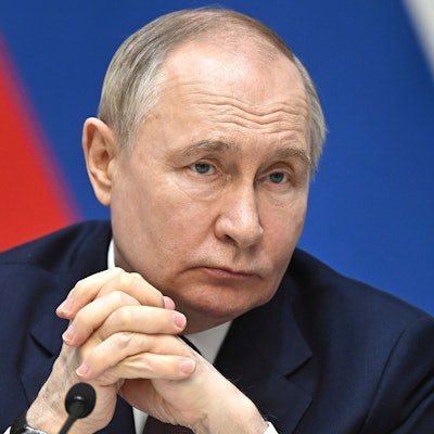 Wladimir Putin bei seinem Besuch in der usbekischen Hauptstadt Taschkent. Der Kremlchef hat westlichen Ländern mit „ernsten Konsequenzen“ gedroht, sollte die Ukraine westliche Waffen für Angriffe auf Russland einsetzen.