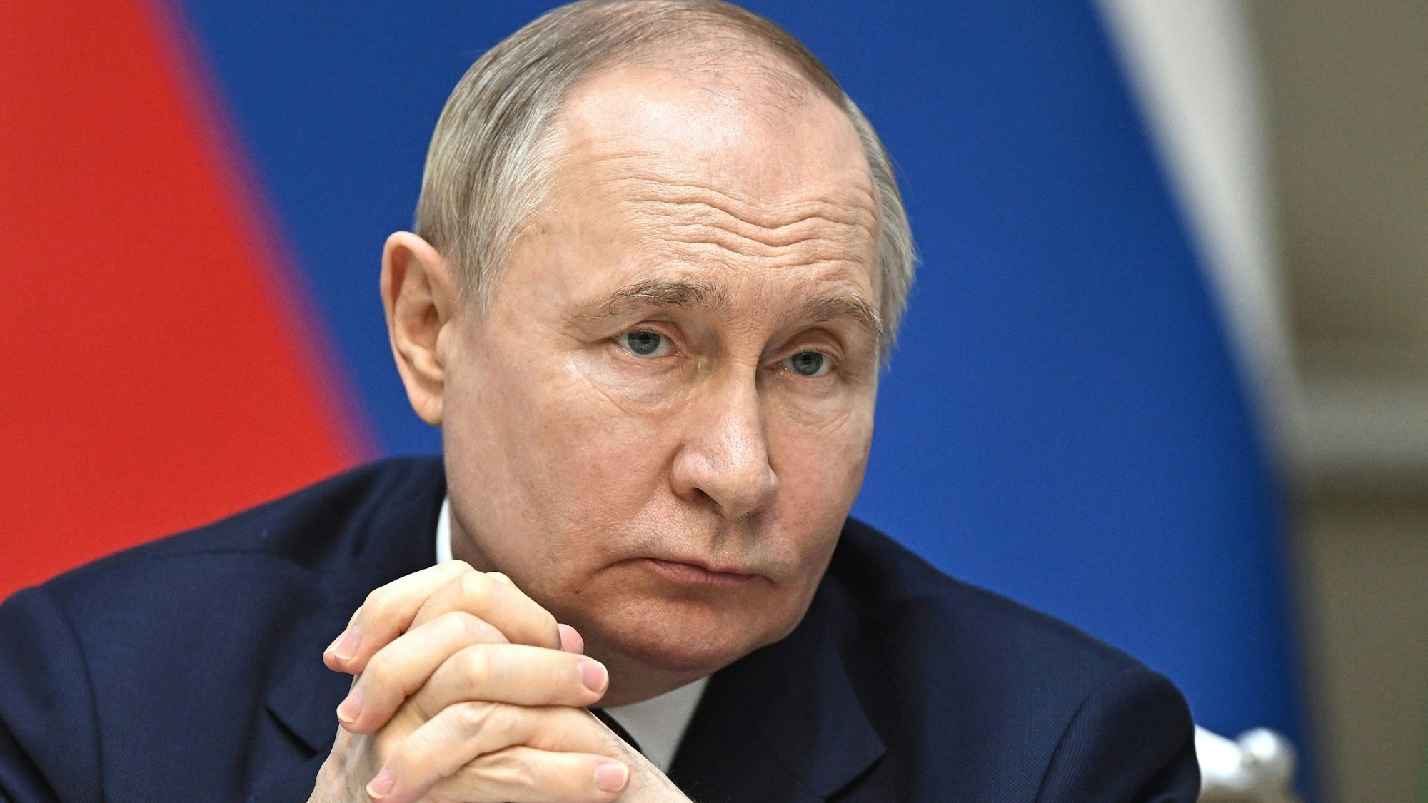 Wladimir Putin bei seinem Besuch in der usbekischen Hauptstadt Taschkent. Der Kremlchef hat westlichen Ländern mit „ernsten Konsequenzen“ gedroht, sollte die Ukraine westliche Waffen für Angriffe auf Russland einsetzen.