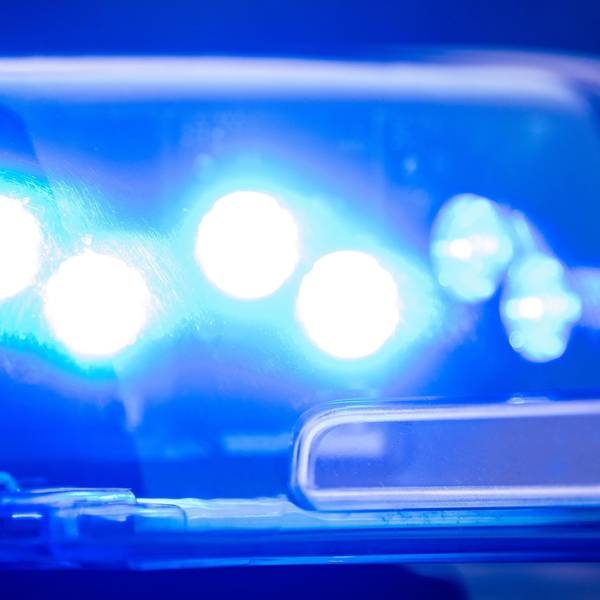 Ein Blaulicht leuchtet an einer Polizeistreife. (Archivbild)