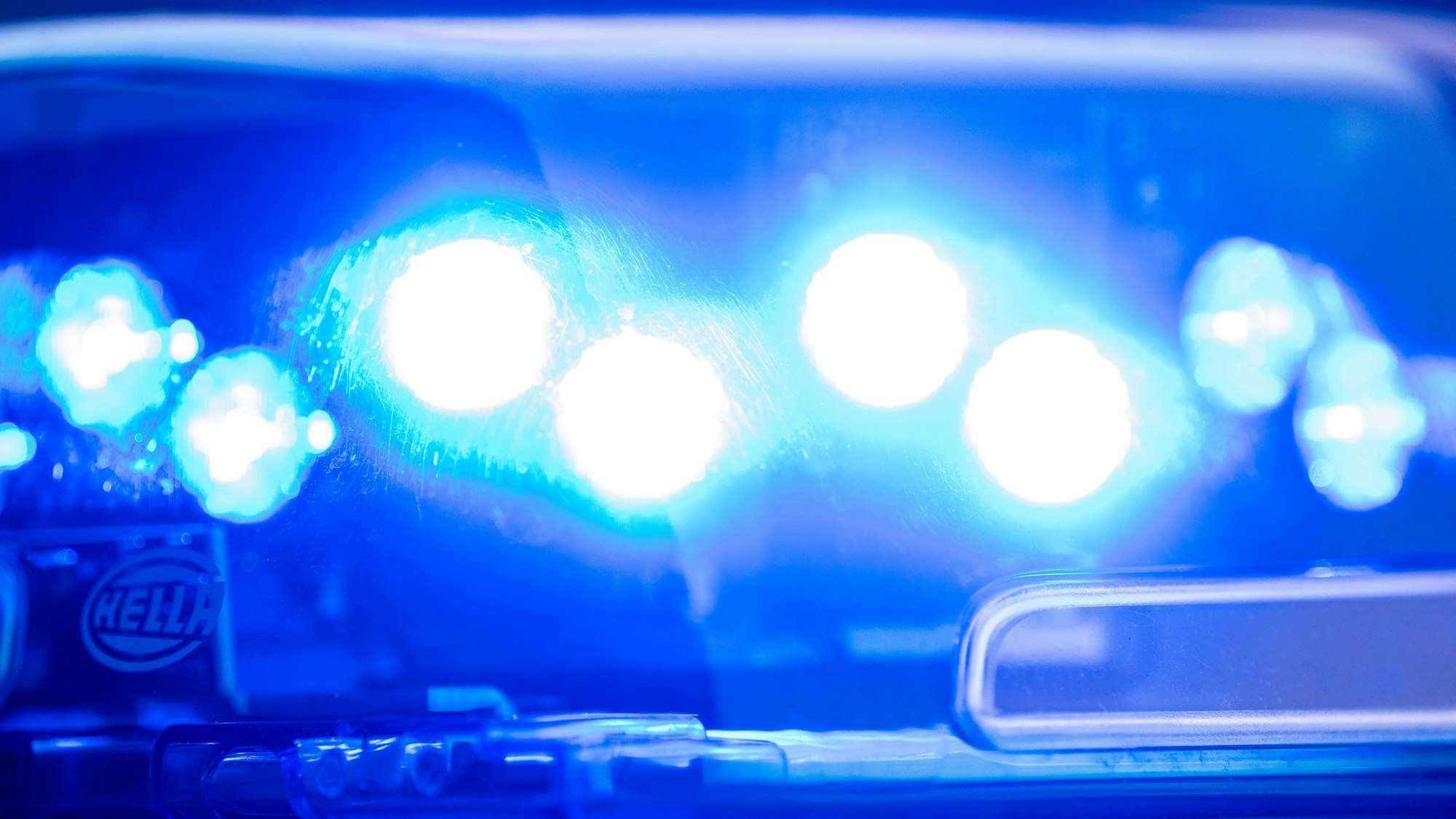 Ein Blaulicht leuchtet an einer Polizeistreife. (Archivbild)