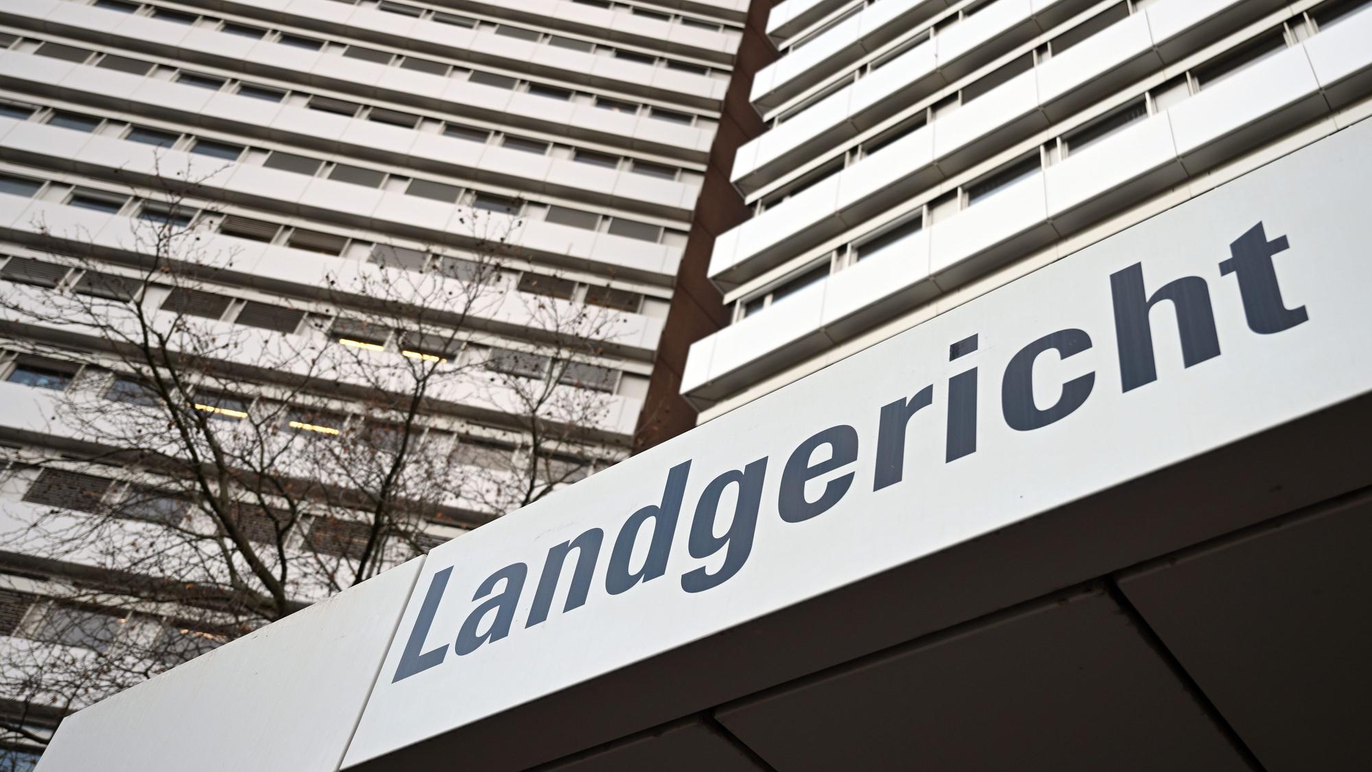 Köln: Ein Schild weist auf das Landgericht Köln hin.